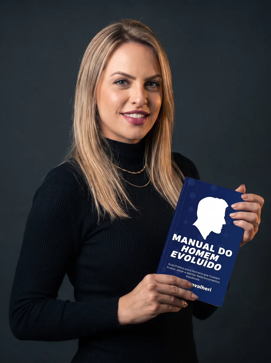 Cintia Cavalheri segurando o Manual do Homem Evoluído
